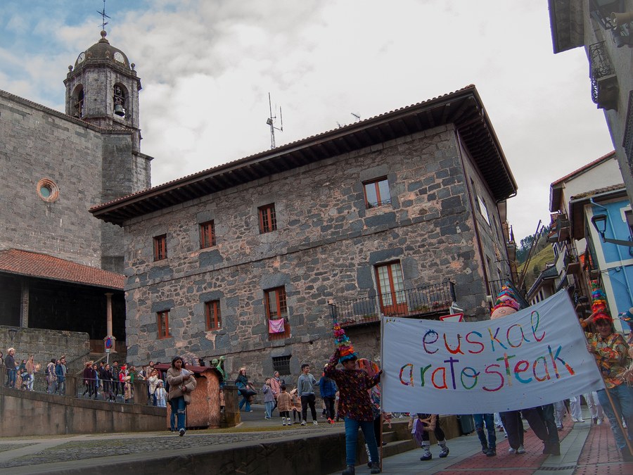 El grupo de trabajo de Euskal Aratosteak ha organizado talleres para niños, niñas y jóvenes