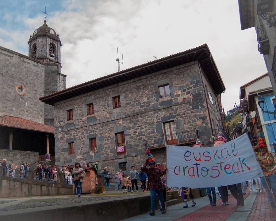 El grupo de trabajo de Euskal Aratosteak ha organizado talleres para niños, niñas y jóvenes