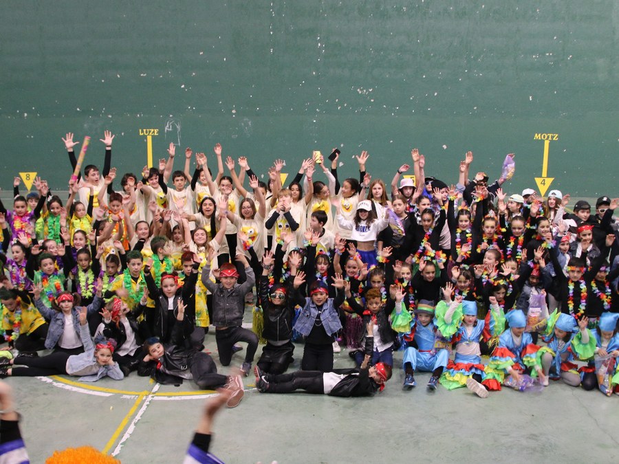 Exhibición de danza infantil para el martes de carnaval